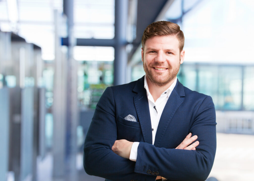 Bilde av en mann i dress på et kontor