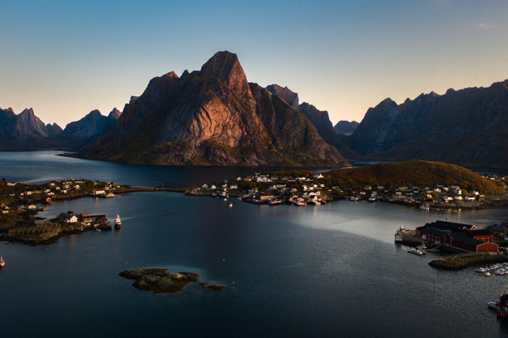 Bilde av Lofoten i Norge med fjell og hus i havgapet
