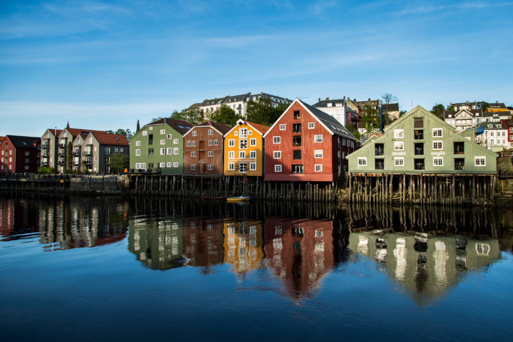 Bilde fra en by i trondheim med hus langs sjøen