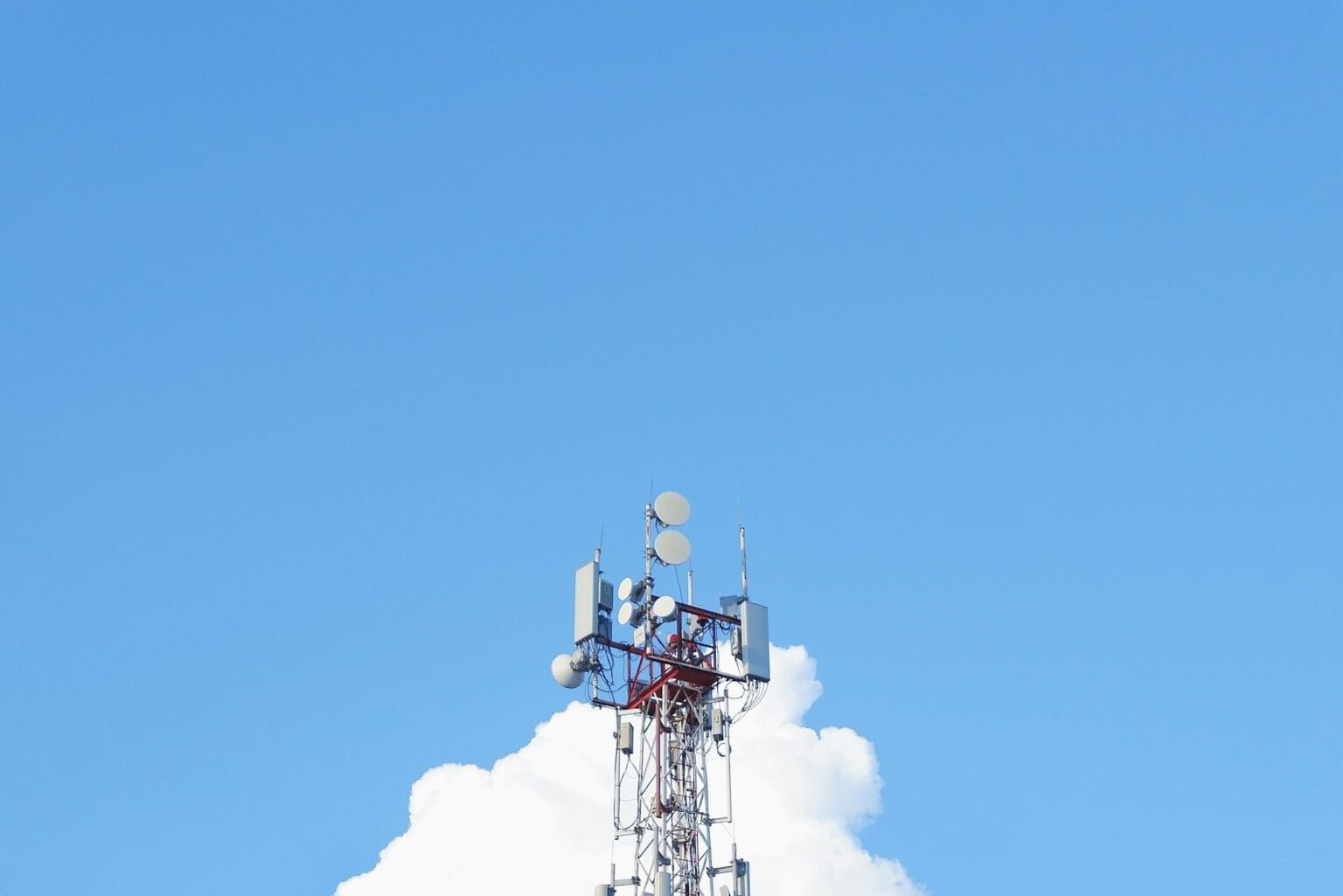Mobilmast mot blå himmel