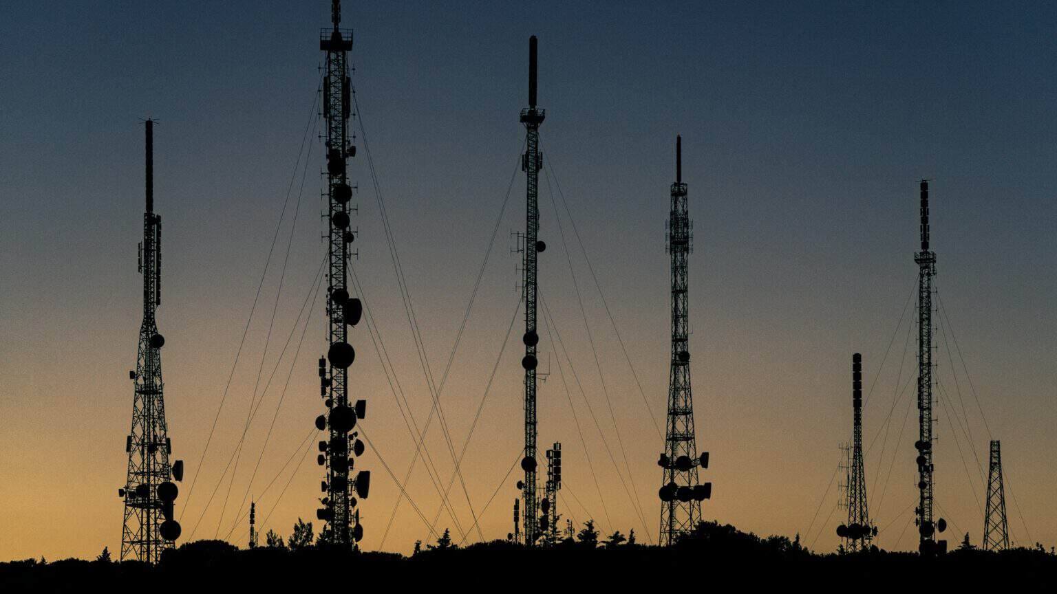 Telekommaster i solnedgang