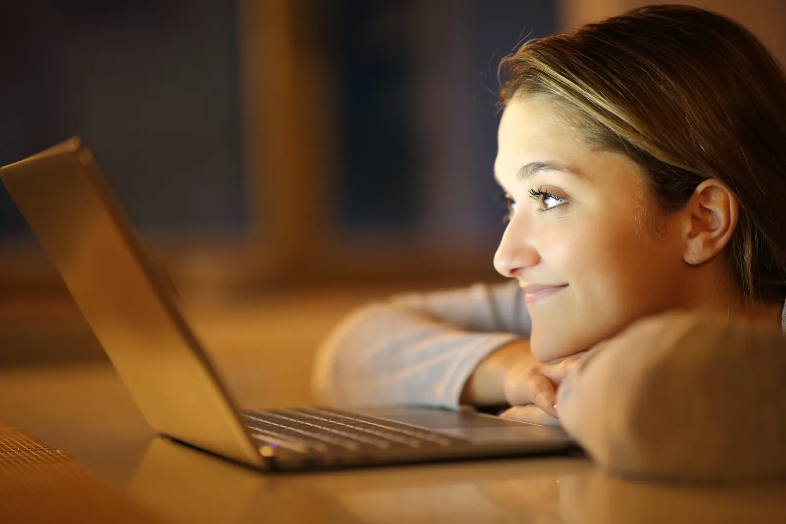 Ansatt jobber på laptop hjemmefra med stabilt bredbånd