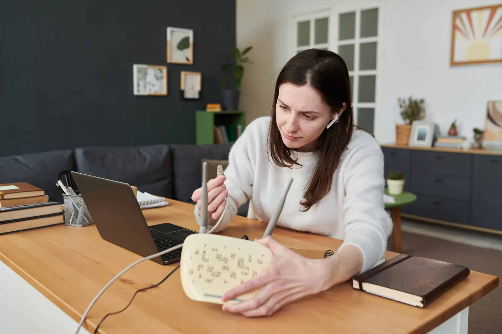Kontorarbeid med internett-tilkobling på laptop