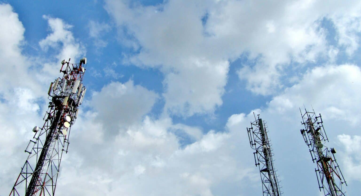 Flere mobilmaster under skyet himmel