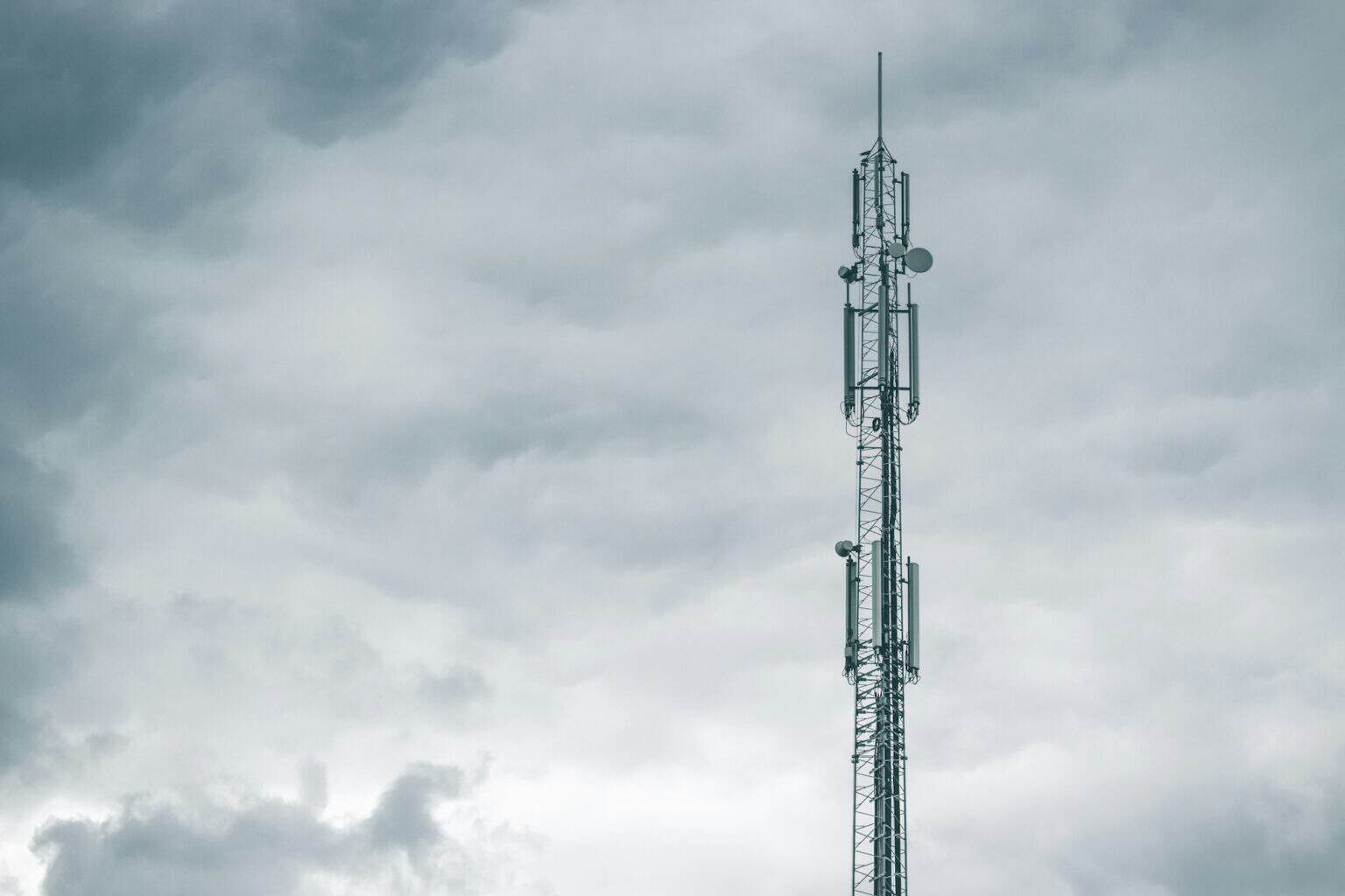 Mobilmast mot himmelen