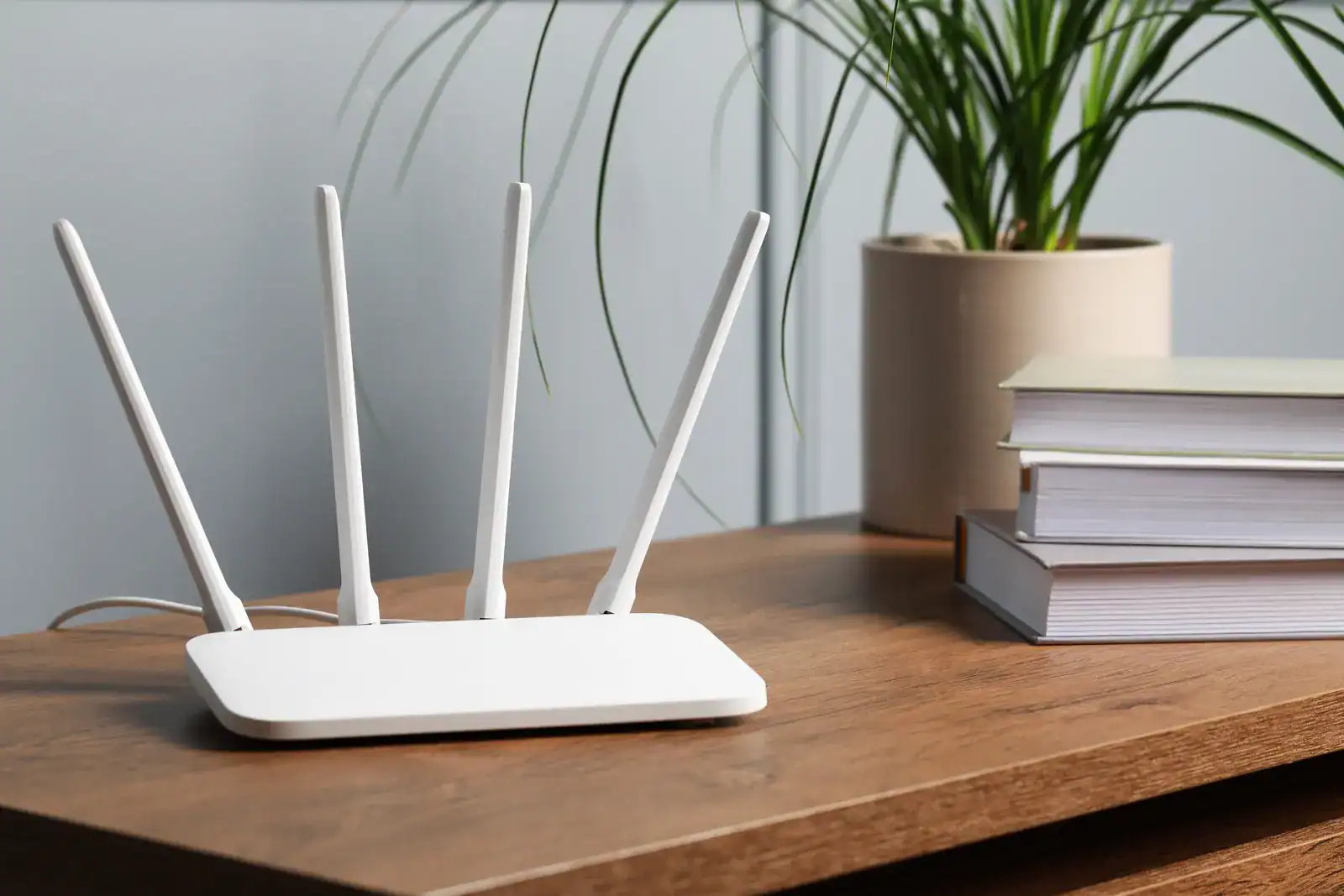 WiFi-ruter for mobilt bredbånd på kontorpult