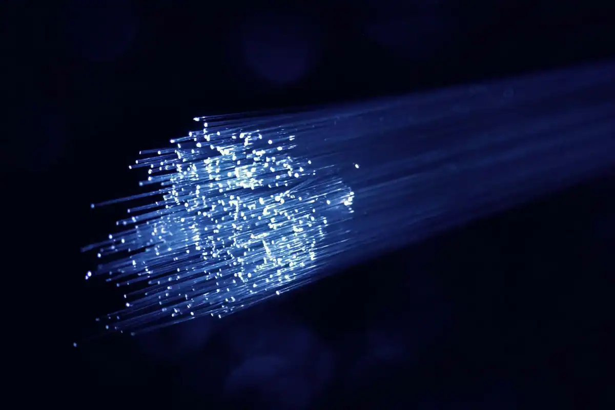 Fiberoptiske tråder som lyser blått – fiberbredbånd til borettslag