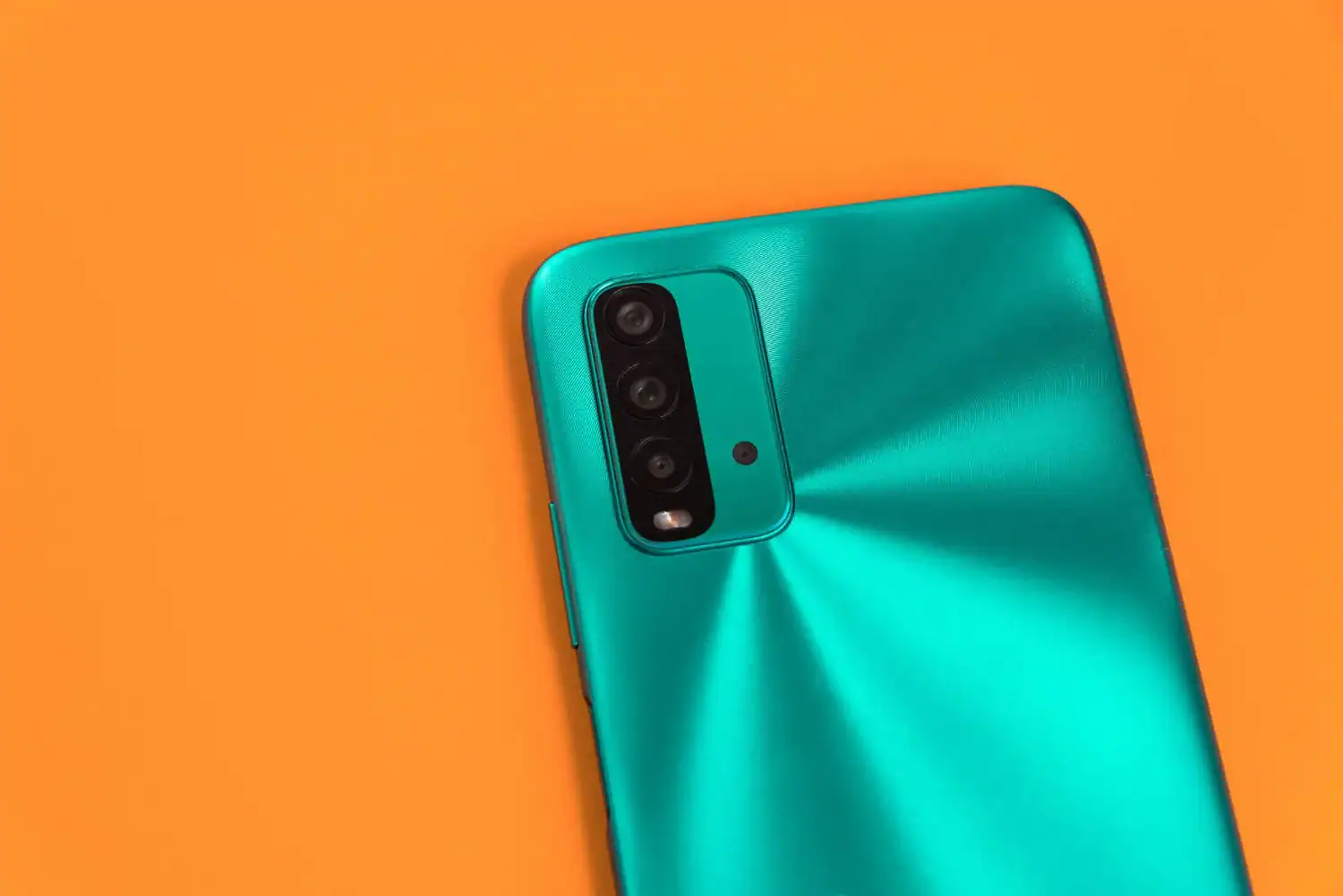 Bilde av en mobiltelefon med oransj bakgrunn
