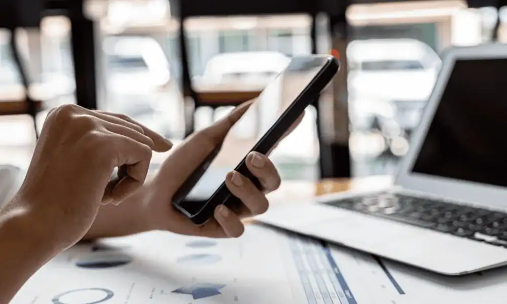 Illustrasjon av bedriftsabonnement på mobil til flere ansatte