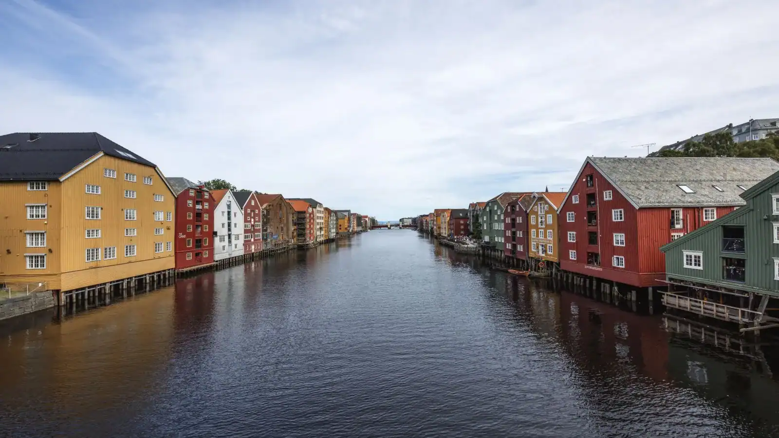 Fargerike brygger langs Nidelva i Trondheim