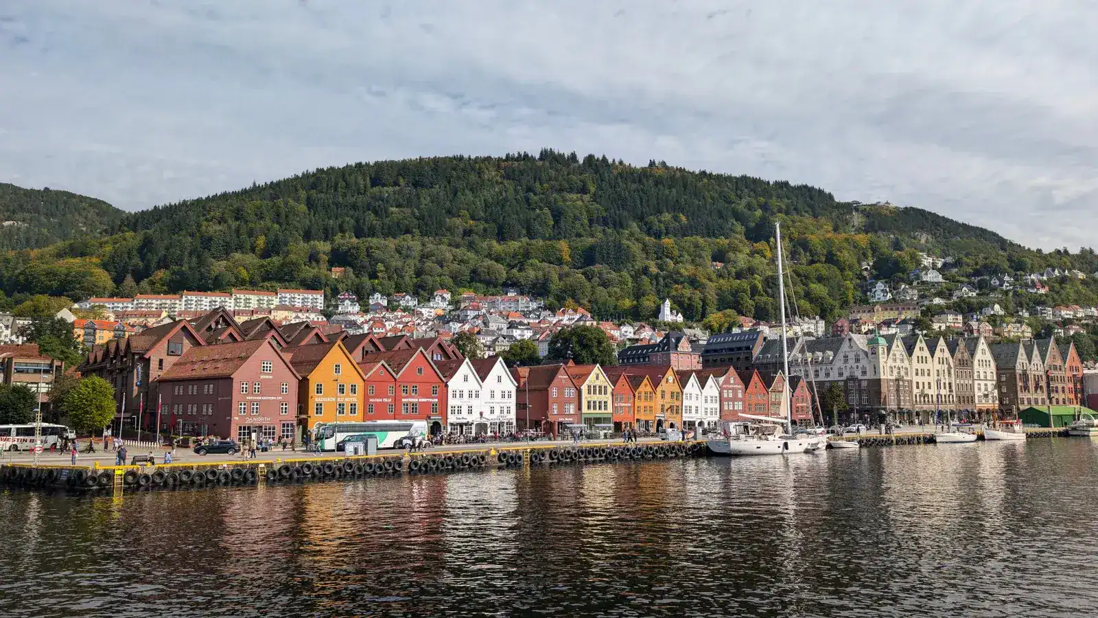 Bryggen i Bergen med fjellsiden bak