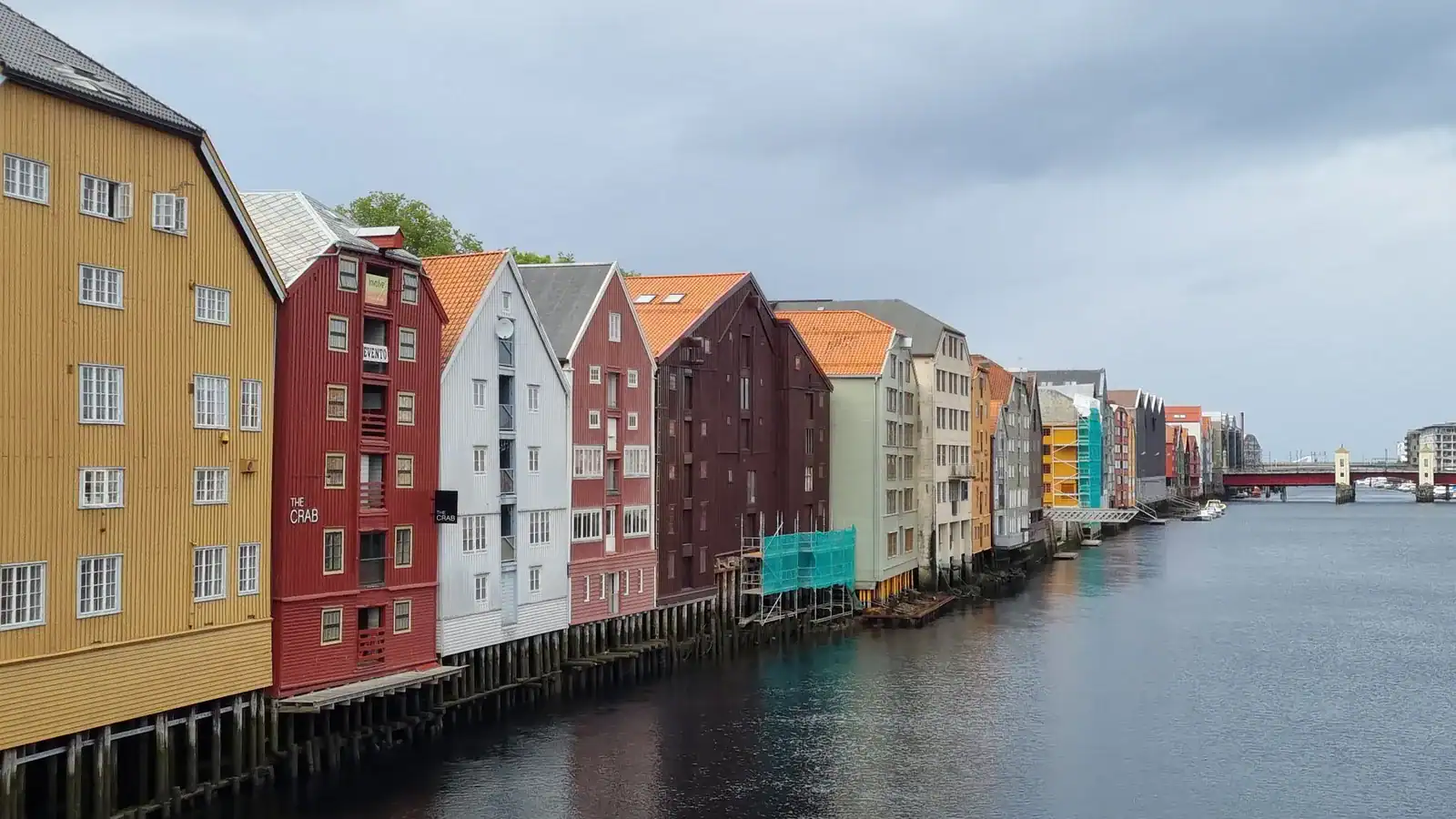 Bryggerekken på Bakklandet i Trondheim sett fra elva