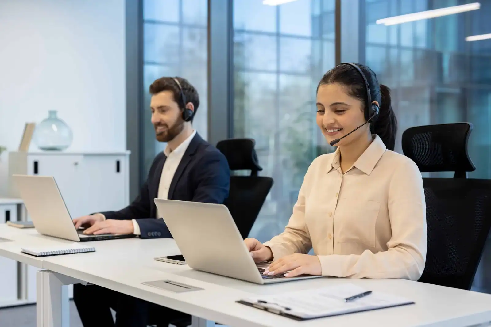 Ansatte med headset i et moderne kontorlandskap