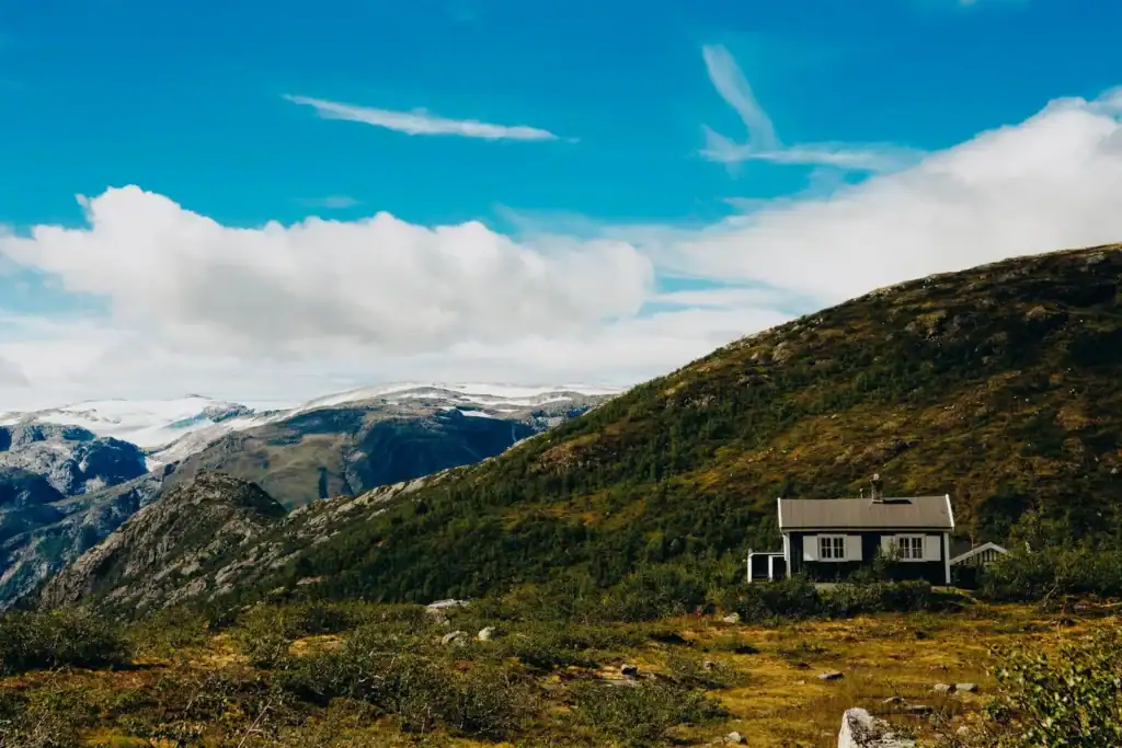 Avsidesliggende gård i fjellandskap – der satellittbredbånd ofte er eneste alternativ